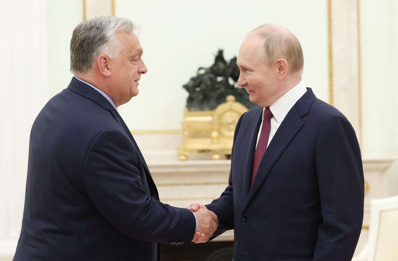 Le président russe Vladimir Poutine serre la main du Premier ministre hongrois Viktor Orban lors d'une réunion au Kremlin, à Moscou, le 5 juillet 2024. [KEYSTONE - VALERIY SHARIFULIN/SPUTNIK/KREML]