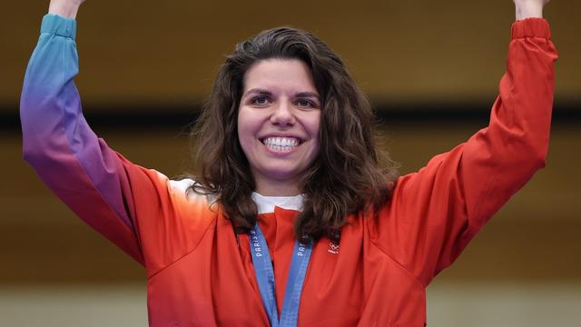 Chiara Leone reçoit la première médaille d'or pour la Suisse aux JO 2024. [EPA/Keystone - VASSIL DONEV]