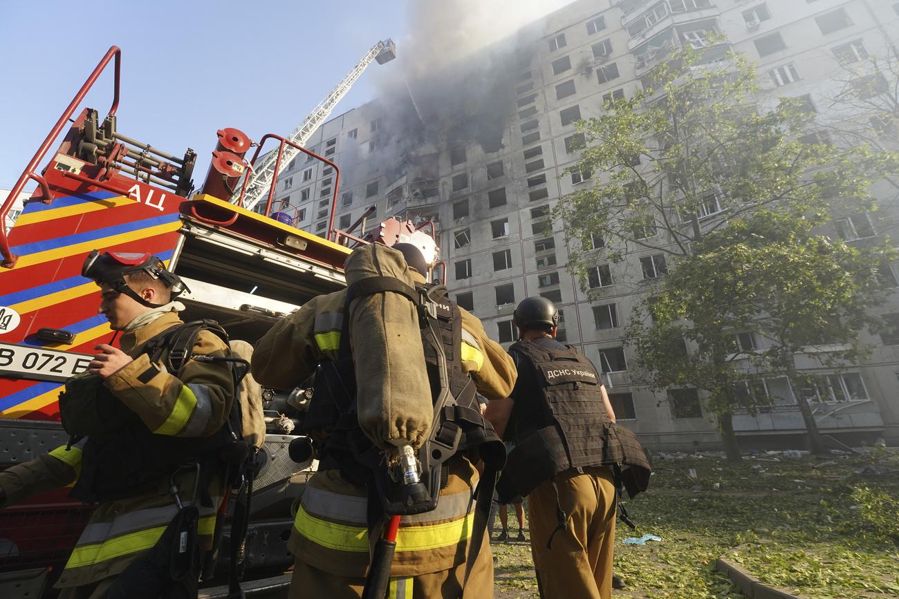 Des pompiers s'attaquent à un incendie après qu'un bombardement russe ait frappé un immeuble résidentiel de plusieurs étages à Kharkiv, en Ukraine, le 15 septembre 2024. [KEYSTONE - ANDRII MARIENKO]