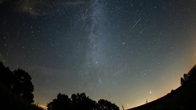 Les étoiles filantes des Perséides brilleront dans le ciel dès vendredi. [KEYSTONE - CHRISTIAN BRUNA]