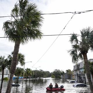 Une équipe de sauvetage après les inondations causées par l'ouragan Milton dans l'État américain de Floride. [Keystone/AP Photo - Mike Stewart]