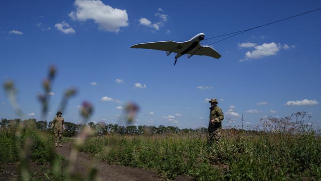 Un soldat ukrainien assiste au lancement d'un drone Furia en direction de positions russes dans la région de Donetsk. [KEYSTONE - EVGENIY MALOLETKA]