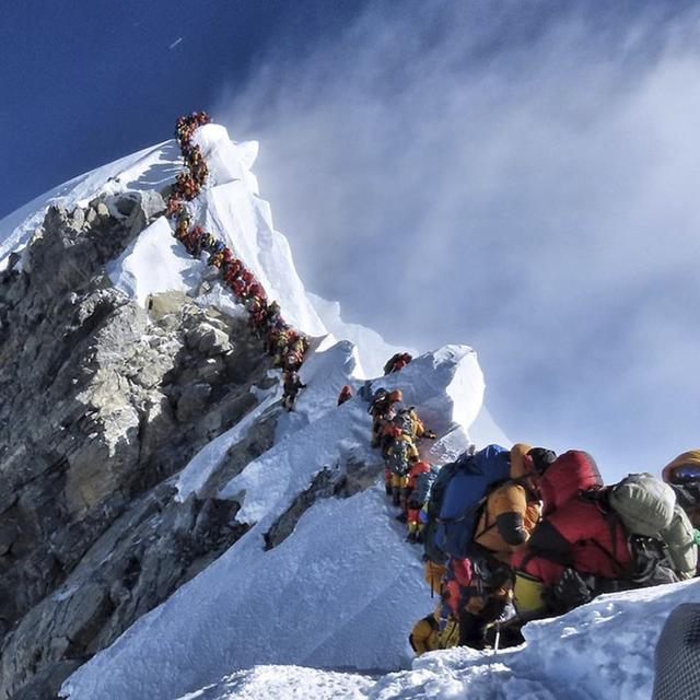 En 2019, une file d'attente interminable s'était formée au sommet de la montagne. [Keystone - Nirmal Purja]