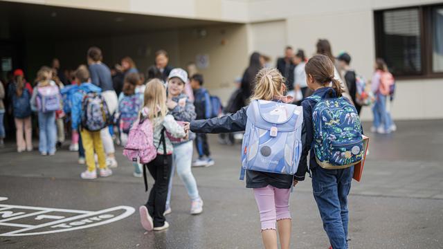 De jeunes élèves font leur rentrée ce lundi à Cossonay (VD). [KEYSTONE - VALENTIN FLAURAUD]