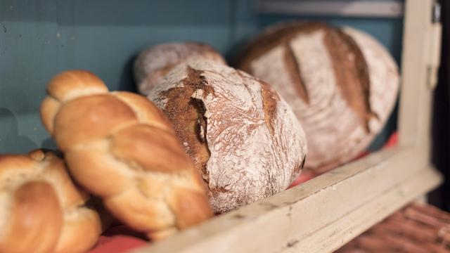 Alors que la relève se fait attendre, la branche de la boulangerie se bat pour sa survie. [KEYSTONE - GAETAN BALLY]