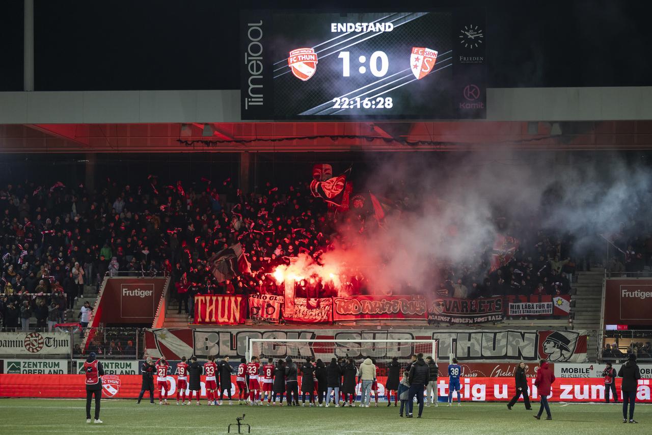 Les Thounois fêtent la victoire importante face au FC Sion. [Keystone - Peter Klaunzer]