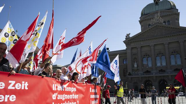 Des milliers de personnes à Berne pour exiger une hausse adéquate des salaires en Suisse. [KEYSTONE - ANTHONY ANEX]