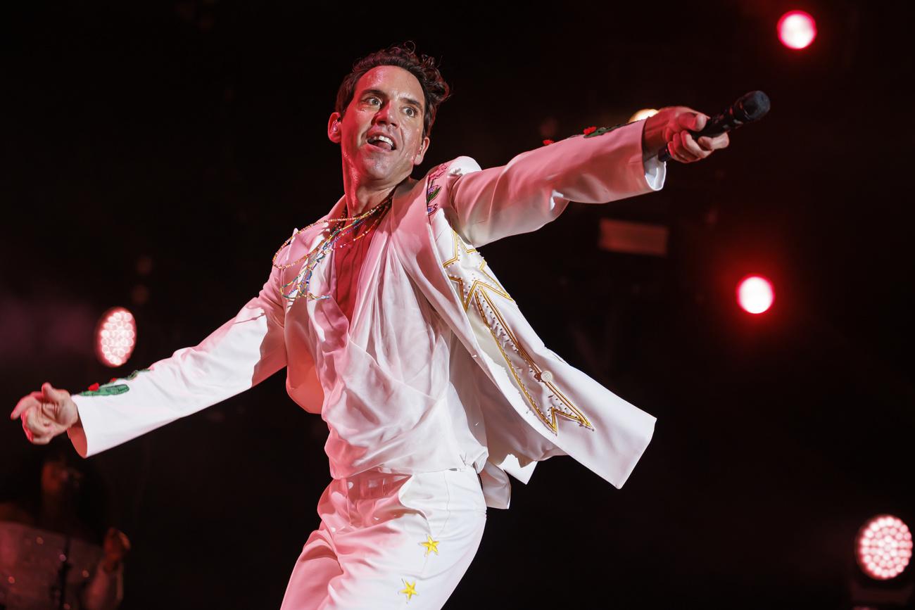 Le chanteur britannico-libanais Mika ne s'est pas économisé lors de son concert sur la Grande scène de Paléo le 28 juillet 2024. [Keystone - Valentin Flauraud]