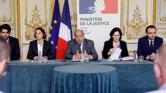 Quelque "350 enquêteurs" sont mobilisés dans la traque du commando derrière l'attaque du fourgon pénitentiaire en France, a déclaré Gérald Darmanin. [AFP - GEOFFROY VAN DER HASSELT]