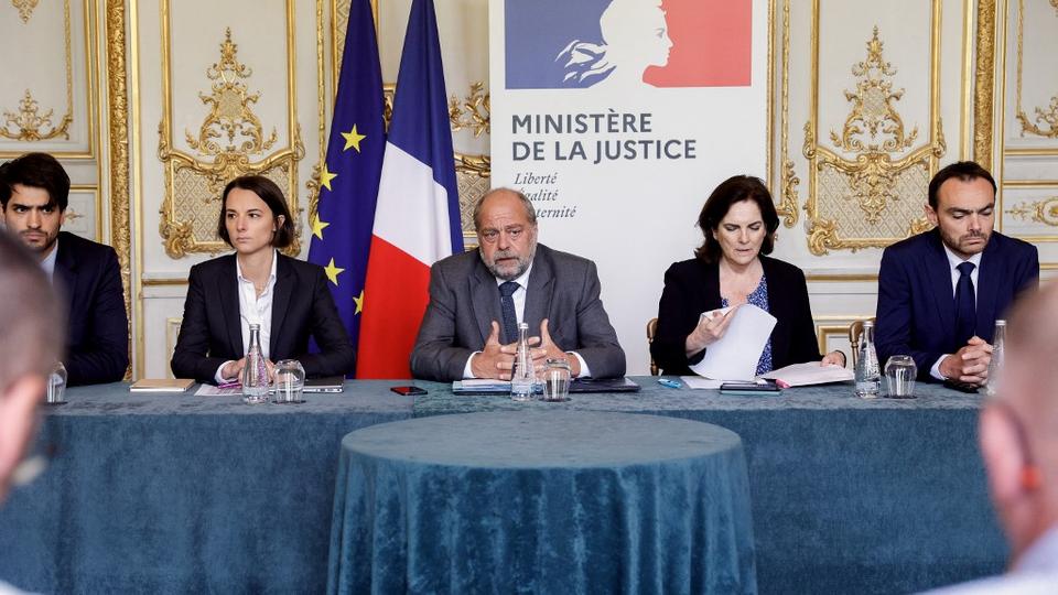 Quelque "350 enquêteurs" sont mobilisés dans la traque du commando derrière l'attaque du fourgon pénitentiaire en France, a déclaré Gérald Darmanin. [AFP - GEOFFROY VAN DER HASSELT]