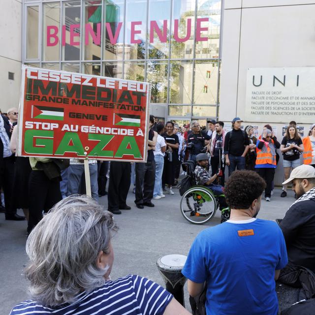 Des manifestants et étudiants lors d'un rassemblement contre le génocide des Palestiniens de Gaza à Genève. [Keystone - Salvatore Di Nolfi]
