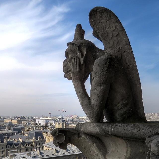 Notre Dame avec zoom sur une gargouille. [Wikimedia Commons / CC-BY-SA-4.0 - © Prosthetic Head]