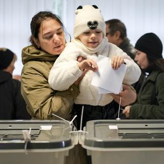 Une femme vote pour l'élection présidentielle à Chisinau (Moldavie). Le 20 octobre 2024. [AP Photo/ Keystone - Vadim Ghirda]