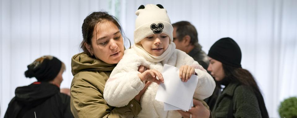 Une femme vote pour l'élection présidentielle à Chisinau (Moldavie). Le 20 octobre 2024. [AP Photo/ Keystone - Vadim Ghirda]