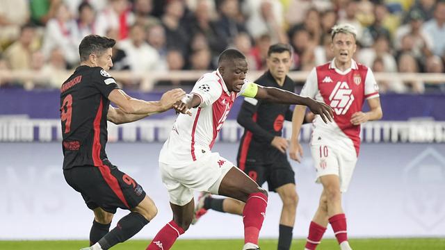 Denis Zakaria (centre) au duel avec la star de Barcelone Robert Lewandowski (gauche). [KEYSTONE - LAURENT CIPRIANI]