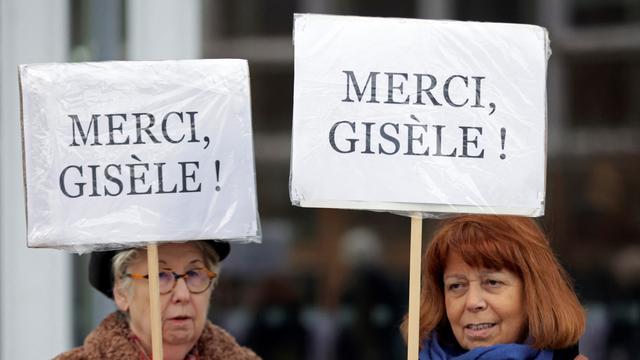 Des pancartes des soutiens à la victime de viols Gisèle Pelicot à Mazan (F). [REUTERS - Abdul Saboor]