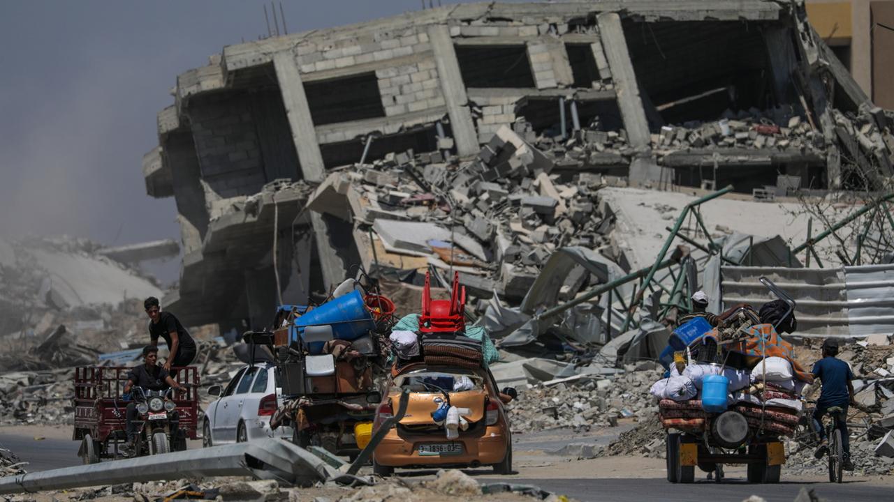 Des Palestiniens partent avec leurs biens après un ordre d'évacuation émis par l'armée israélienne, à Khan Younès, dans le sud de la bande de Gaza, le 2 juillet 2024. [Keystone - EPA/MOHAMMED SABER]