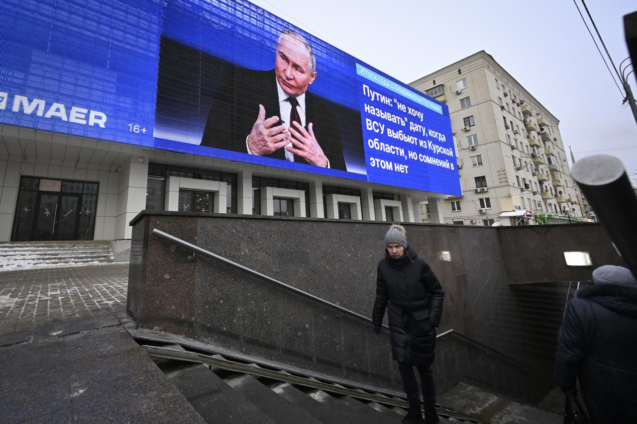 Un panneau d'affichage électronique sur un bâtiment montre le président russe Vladimir Poutine donnant sa conférence de presse annuelle à Moscou, le 19 décembre 2024. [KEYSTONE - DMITRY SEREBRYAKOV]