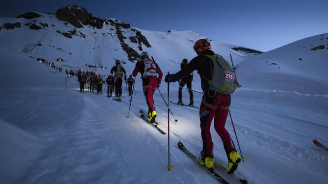 Des concurrents grimpent sur le chemin du col De Riedmatten et du col De Tsena Refien, lors de la 21e course de la Patrouille des Glaciers près d'Arolla, en Suisse, en 2018 (image d'archives). [Keystone - Anthony Anex]
