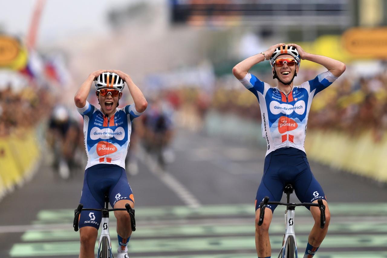 Romain Bardet (à droite) et Frank van der Broek ont réalisé un numéro lors de la 1re étape. [KEYSTONE - GUILLAUME HORCAJUELO]