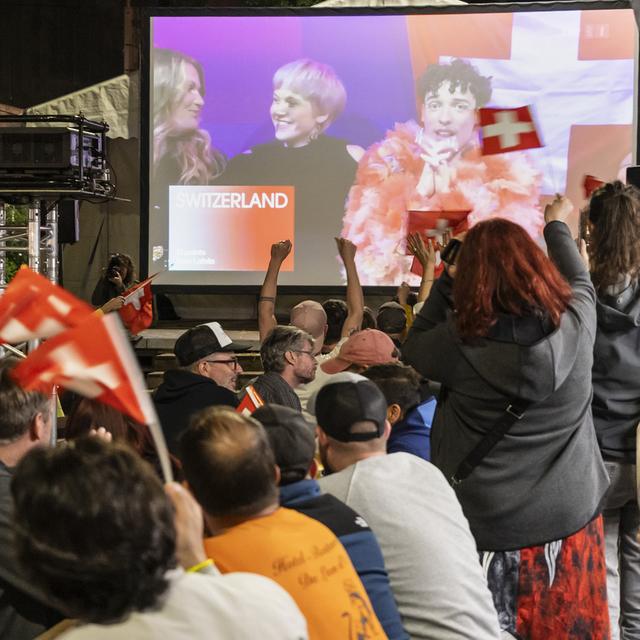 Les fans de Nemo se sont rassemblés devant un grand écran au centre-ville de Bienne pour regarder la finale de l'Eurovision. [Keystone - Adrian Reusser]