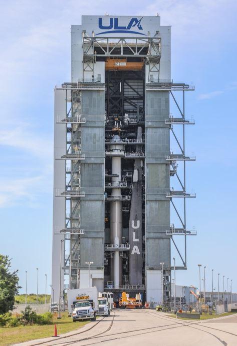 Le vaisseau spatial Starliner au sommet de la fusée Atlas V empilée dans l'installation d'intégration verticale de United Launch Alliance, prêt à être transporté jusqu'à l'aire de lancement. [Boeing]