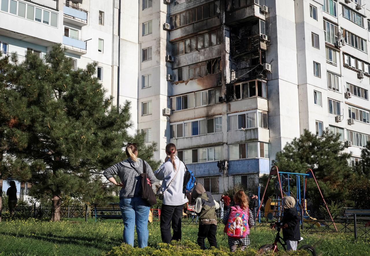 L'attaque de drone russe de la nuit de lundi à mardi a déclaré un incendie dans un immeuble résidentiel de la ville portuaire de Tchornomorsk. [REUTERS - Nina Liashonok]