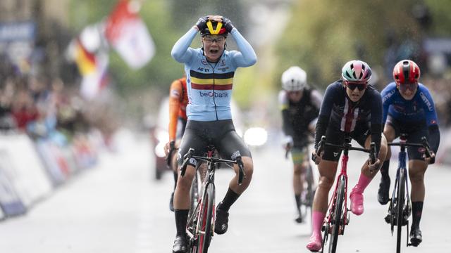 Lotte Kopecky a remporté au sprint la course en ligne des championnats du monde à Zurich. [Keystone - Ennio Leanza]