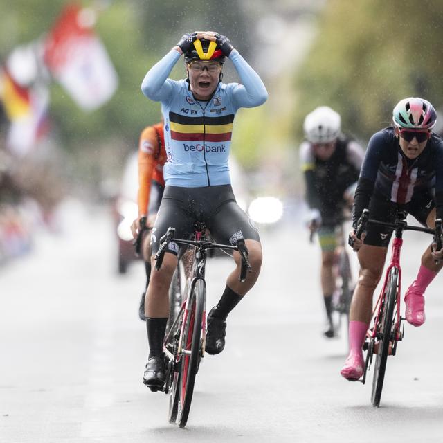 Lotte Kopecky a remporté au sprint la course en ligne des championnats du monde à Zurich. [Keystone - Ennio Leanza]