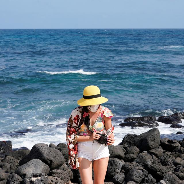 Une touriste se tient devant l'Océan Pacifique sur l'île de Santa Cruz, en Equateur, le 16 janvier 2022 (image d'illustration). [reuters - Santiago Arcos]
