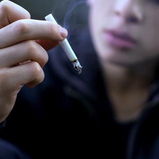 Un préadolescent fume une cigarette. [Depositphotos - Motortion]