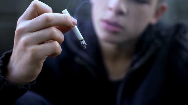 Un préadolescent fume une cigarette. [Depositphotos - Motortion]