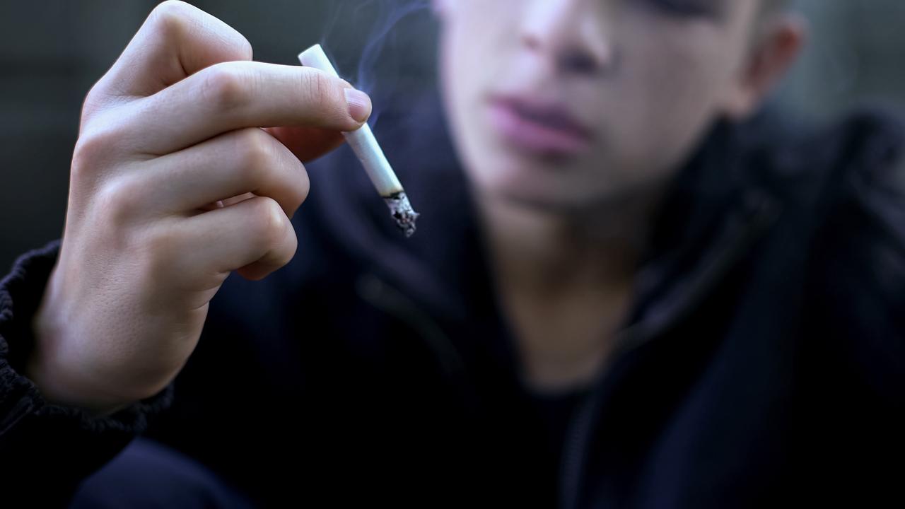 Un préadolescent fume une cigarette. [Depositphotos - Motortion]