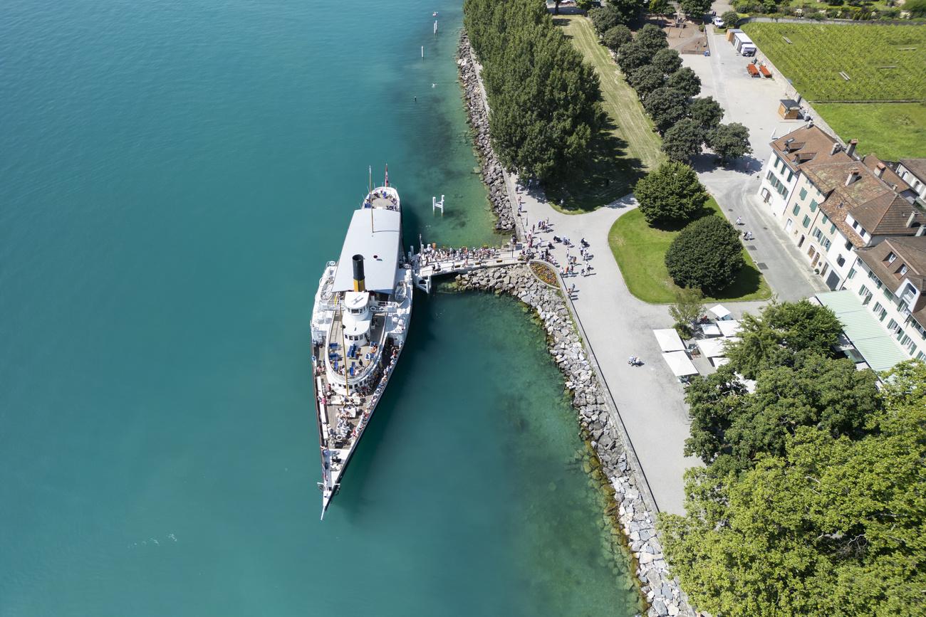 Le bateau "Belle Epoque Vevey" de la CGN est arrivé vendredi matin au débarcadère de Cully lors de l'inauguration de l'installation. [KEYSTONE - CYRIL ZINGARO]