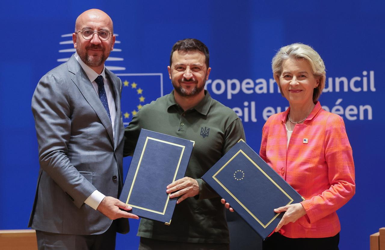 Le président du Conseil européen Charles Michel, le président ukrainien Volodymyr Zelensky et la présidente de la Commission européenne Ursula von der Leyen lors de la signature de l'accord de sécurité avec l'UE à Bruxelles, le 27 juin 2024. [KEYSTONE - OLIVIER HOSLET / POOL]