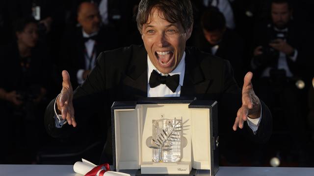 Le réalisateur américain Sean Baker reçoit la Palme d'or pour son film "Anora" le 25 mai 2024. [EPA/Keystone - Guillaume Horcajuelo]