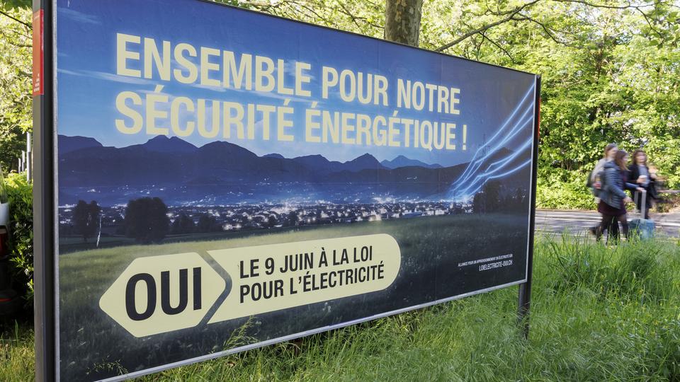 Les partisans à la loi sur l'électricité annoncent un budget de campagne de 4,1 millions de francs. [Keystone - Salvatore Di Nolfi]