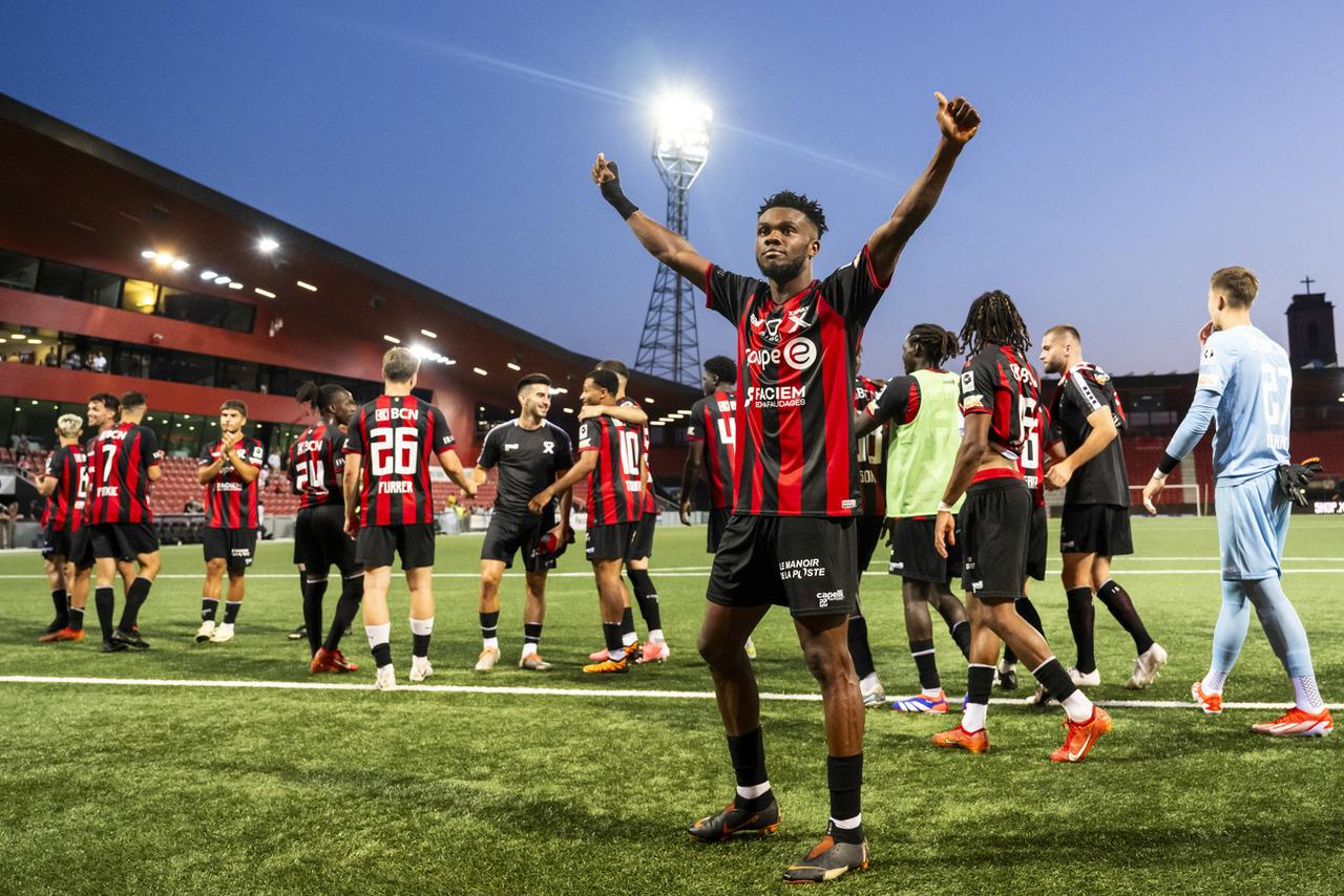 Paschal Onyekachi et les Xamaxiens célèbrent leur victoire face au SLO. [KEYSTONE - JEAN-CHRISTOPHE BOTT]