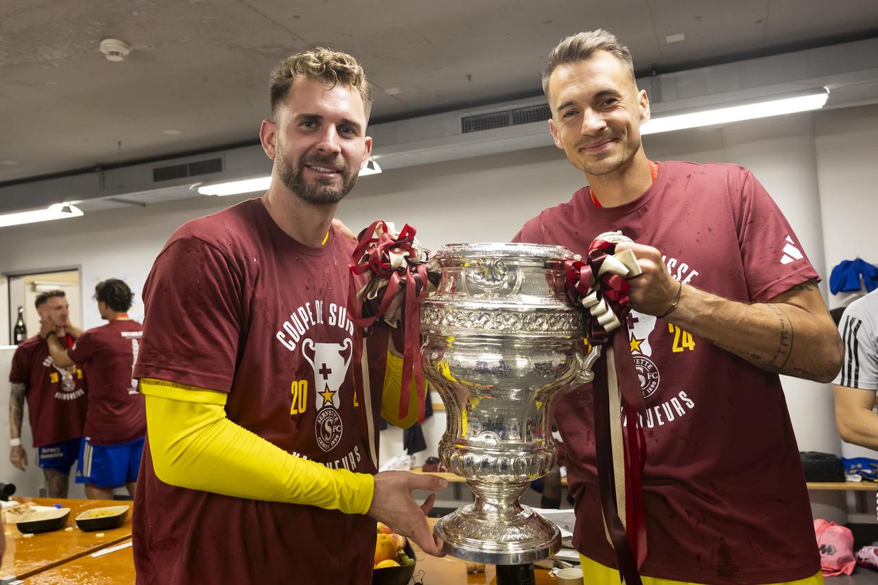 Frick et Mall, le deux gardiens du SFC, avec la Coupe de Suisse. [KEYSTONE - SALVATORE DI NOLFI]