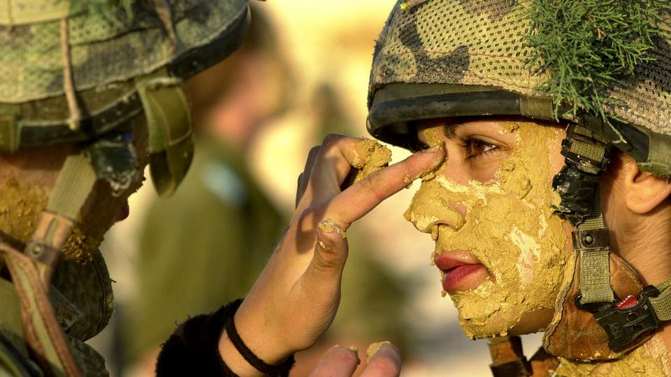 En Israël, le service militaire dure 24 mois pour les femmes, 36 pour les hommes. [KEYSTONE - ABIR SULTAN]
