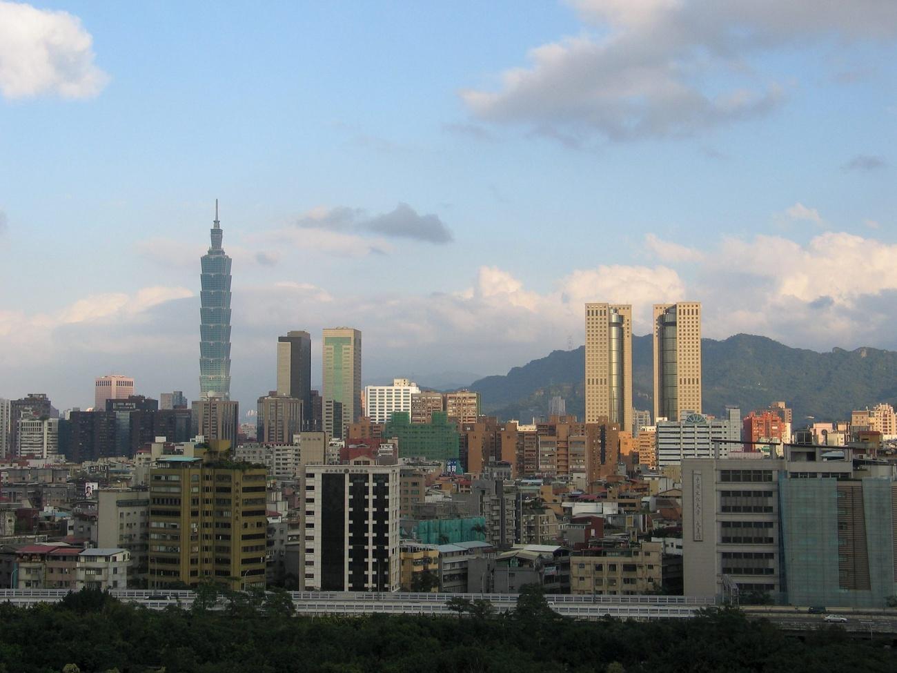 Le gratte-ciel Taipei 101 (à gauche) mesure 508 mètres de hauteur. [Keystone - Stringer]