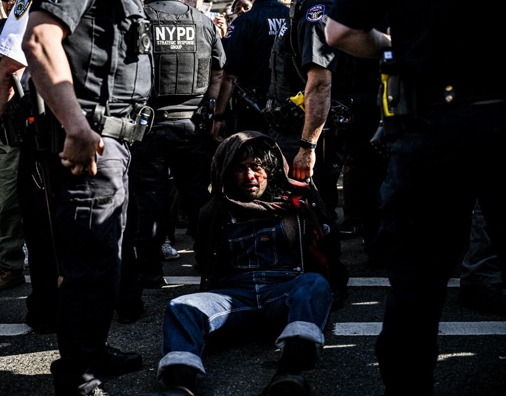 Au moins 22 personnes ont été arrêtées après l'irruption vendredi de militants pro-palestiniens au Brooklyn Museum à New York, le 1er juin 2024. [Anadolu via AFP - FATIH AKTAS]