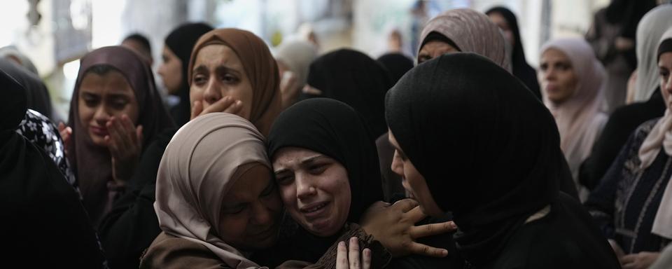 Des femmes palestiniennes pleurent les gens tués par Israël. [Keystone/AP Photo - Nasser Nasser]