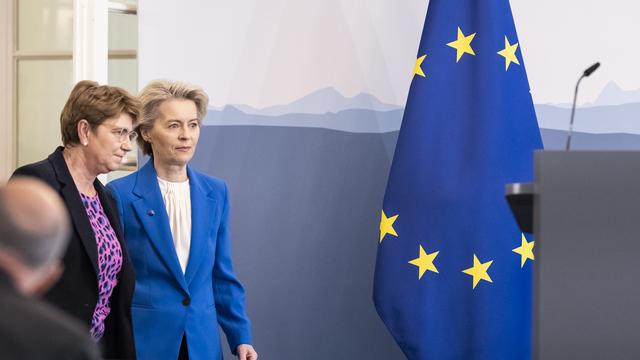 La présidente de la Confédération Viola Amherd arrive avec la présidente de la Commission européenne Ursula von der Leyen, à une conférence de presse, vendredi 20 décembre 2024 à Berne. [KEYSTONE - ALESSANDRO DELLA VALLE]