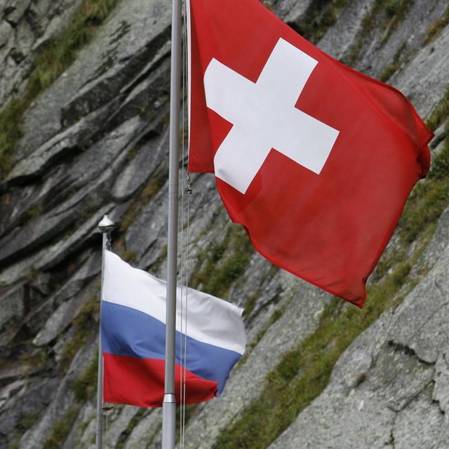 Les drapeaux russe et suisse. [Keystone - Urs Flueeler]