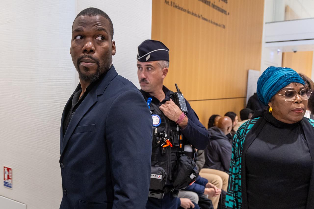 Mathias Pogba et sa mère Yeo Moriba à leur arrivée au tribunal. [Keystone - Christophe Petit Tesson]