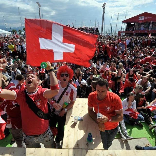 La fièvre du football s'emparera de la plupart des villes de Suisse à l'occasion de l'Euro 2024. [Keystone - Dominic Favre]