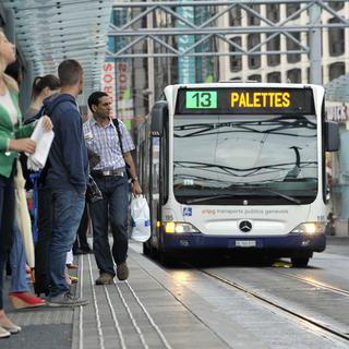 Un bus des TPG arrivant à la gare Cornavin. [KEYSTONE - Martial Trezzini]