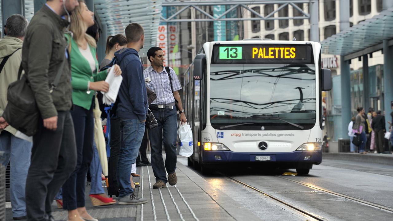 Un bus des TPG arrivant à la gare Cornavin. [KEYSTONE - Martial Trezzini]