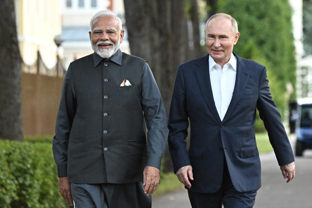 Le président russe Vladimir Poutine et le Premier ministre indien Narendra Modi se promènent lors d'une réunion informelle à la résidence d'État de Novo-Ogaryovo, à l'extérieur de Moscou. [AFP - SERGEI BOBYLYOV]